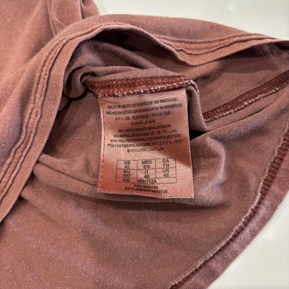 Guess XL Men Red Cotton V Neck Short Sleeve Triangle Abstract Graphic T Shirt - Picture 7 of 9